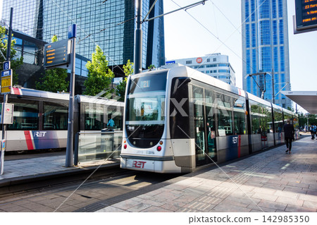 陽光明媚下,現代化的摩天大樓和電車林立:這是荷蘭鹿特丹中央車站附近的一條街景。 陽光明媚下,現代化的摩天大樓和電車林立:這是荷蘭鹿特丹中央車站附近的一條街景。 142985350