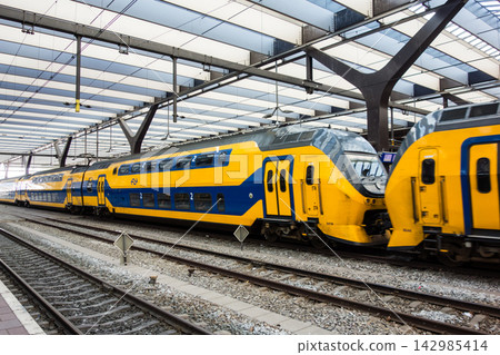 荷蘭鹿特丹中央車站月台上停著一列黃色雙層列車。 荷蘭鹿特丹中央車站月台上停著一列黃色雙層列車。 142985414