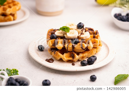 Tasty Belgian waffles with fresh berries 142986005