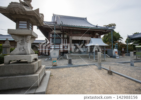 日本寺廟內的大殿和石燈籠 日本寺廟內的大殿和石燈籠 142988156