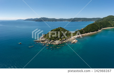 城嶋岬(愛媛縣伊方町)的藍色大海和小島 城嶋岬(愛媛縣伊方町)的藍色大海和小島 142988167