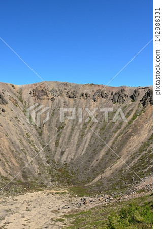 吾妻小富士山(福島縣福島市)的火山口和崎嶇山坡 吾妻小富士山(福島縣福島市)的火山口和崎嶇山坡 142988331