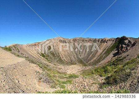 吾妻小富士山(福島縣福島市)的火山口和崎嶇山坡 吾妻小富士山(福島縣福島市)的火山口和崎嶇山坡 142988336