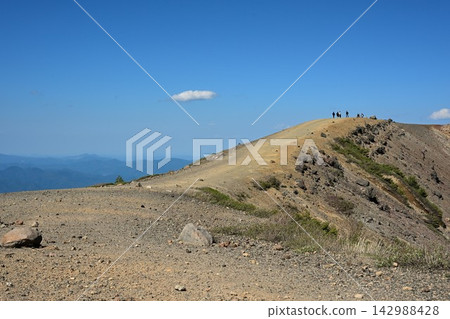 通往吾妻甲富士山的健行路線及崎嶇的山景(福島市,福島縣) 通往吾妻甲富士山的健行路線及崎嶇的山景(福島市,福島縣) 142988428