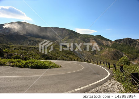 萬代吾妻天際線(福島縣福島市)沿著吾妻甲富士山的山腳延伸。 萬代吾妻天際線(福島縣福島市)沿著吾妻甲富士山的山腳延伸。 142988984