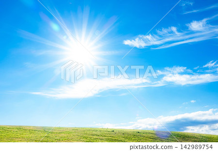 一張簡單的風景圖片,藍天白雲,陽光明媚。 一張簡單的風景圖片,藍天白雲,陽光明媚。 142989754