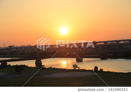 荒川、西新井大橋和首都高速環線的夜景[東京都足立區] 142990351