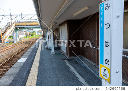 JR三濱車站標誌與車站大樓 [愛媛郡松山市] 142990366
