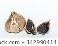 Black garlic 142990414