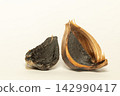 Black garlic 142990417