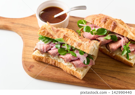 烤牛肉法國三明治 烤牛肉法國三明治 142990440