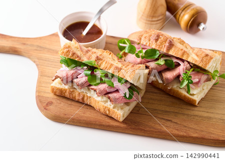 烤牛肉法國三明治 烤牛肉法國三明治 142990441