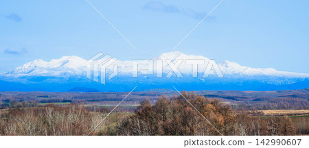 秋季,從美瑛的山丘上眺望大雪山山脈和旭岳的壯麗景色,映襯著湛藍的天空。 秋季,從美瑛的山丘上眺望大雪山山脈和旭岳的壯麗景色,映襯著湛藍的天空。 142990607