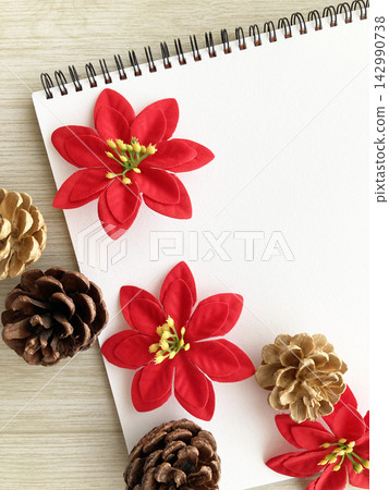 一款以聖誕紅和松果裝飾的筆記本相框——充滿自然氣息的冬季賀卡背景。 一款以聖誕紅和松果裝飾的筆記本相框——充滿自然氣息的冬季賀卡背景。 142990738