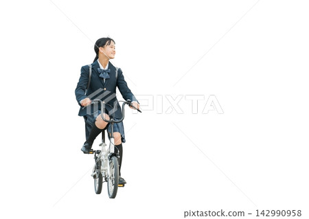 穿著制服的國中和高中女生騎自行車上學 穿著制服的國中和高中女生騎自行車上學 142990958