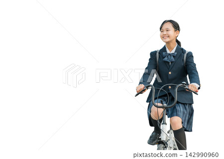 穿著制服的國中和高中女生騎自行車上學 142990960