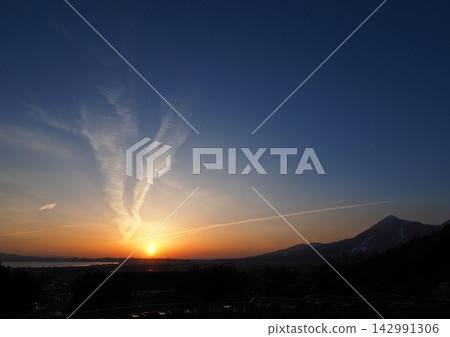 夕陽西下,沉入豬苗代湖對岸。磐梯山的輪廓、橙色的地平線和藍天白雲交相輝映,構成了一幅壯麗而美麗的畫面。 夕陽西下,沉入豬苗代湖對岸。磐梯山的輪廓、橙色的地平線和藍天白雲交相輝映,構成了一幅壯麗而美麗的畫面。 142991306