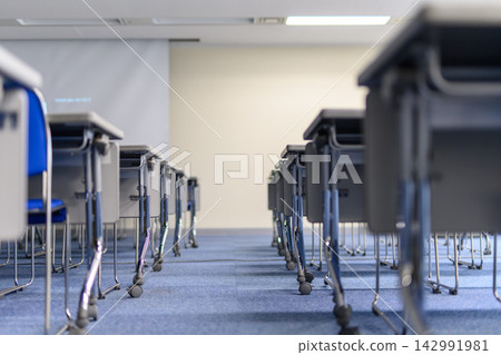 會議室裡空著座位,桌椅擺放整齊,藍色的座椅 會議室裡空著座位,桌椅擺放整齊,藍色的座椅 142991981