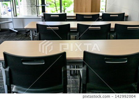 The chairs and tables in the conference room were neatly arranged. The chairs and tables in the conference room were neatly arranged. 142992004