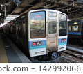 A JR Chuo Main Line 211 series train stopped at Matsumoto Station. 142992066
