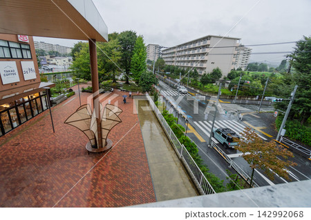 這是颱風期間從二樓拍攝的超市入口照片。 這是颱風期間從二樓拍攝的超市入口照片。 142992068