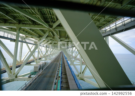 從神戶市樽見區舞妓海濱長廊看到的明石海峽大橋鋼結構。 142992556