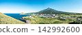 晴朗的日子裡，從北海道利尻島的日落山展望台可以眺望利尻山、白虎岬和押泊町的景色。 142992600