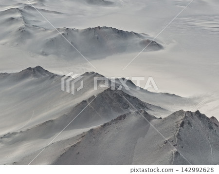 The hazy desert mountains in the soft morning mist The hazy desert mountains in the soft morning mist 142992628