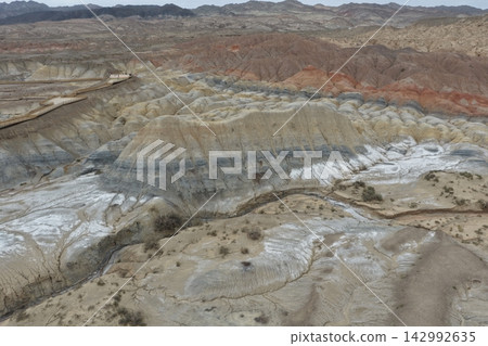 柔和光線下,蒼白層層疊疊的貧瘠土地 柔和光線下,蒼白層層疊疊的貧瘠土地 142992635