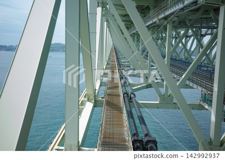 從神戶市樽見區舞妓海濱長廊看到的明石海峽大橋鋼結構。 從神戶市樽見區舞妓海濱長廊看到的明石海峽大橋鋼結構。 142992937