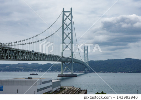 從神戶市樽見區 JR 舞妓站看到的明石海峽大橋和淡路島。 142992940