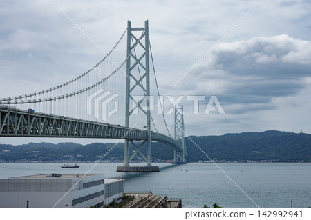 從神戶市樽見區 JR 舞妓站看到的明石海峽大橋和淡路島。 從神戶市樽見區 JR 舞妓站看到的明石海峽大橋和淡路島。 142992941