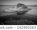 一幅單色畫，描繪了北海道利尻島附近無人居住的島嶼——本尻島，以及平靜的日本海。 142993263