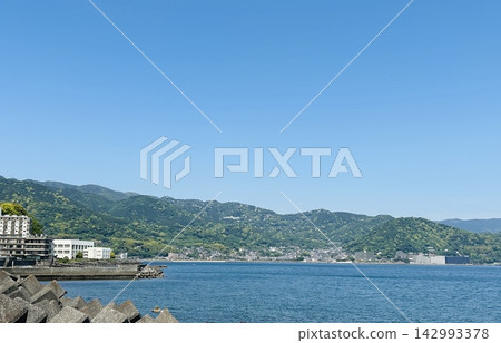 【熱海】熱海清爽的藍天和沿海一排四足動物的景色。 【熱海】熱海清爽的藍天和沿海一排四足動物的景色。 142993378