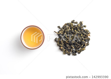 Top view of traditional taiwan oolong tea set and loose tea leaves on white background with copy space Top view of traditional taiwan oolong tea set and loose tea leaves on white background with copy space 142993390