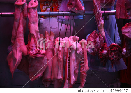 豬肉在香港市場的一家肉店出售。比牛肉和雞肉更高更貴。中國愛豬肉 豬肉在香港市場的一家肉店出售。比牛肉和雞肉更高更貴。中國愛豬肉 142994457