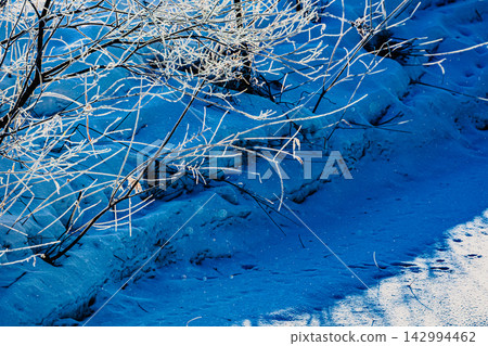 Diamond dust, with its sparkling ice crystals, and the blue gradient of the snow-covered ground. Diamond dust, with its sparkling ice crystals, and the blue gradient of the snow-covered ground. 142994462