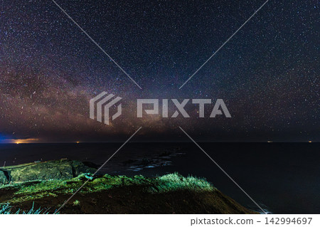 銀河橫貫夜空,太平洋上漂浮著漁燈:北海道繪裡茂岬的星空景色令人嘆為觀止。 銀河橫貫夜空,太平洋上漂浮著漁燈:北海道繪裡茂岬的星空景色令人嘆為觀止。 142994697