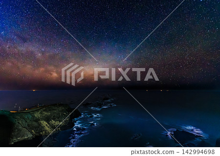 日高山脈,椴茂十勝國立公園:夢幻般的銀河和繁星點點的夜空延伸到椴茂岬外的海面上。 日高山脈,椴茂十勝國立公園:夢幻般的銀河和繁星點點的夜空延伸到椴茂岬外的海面上。 142994698