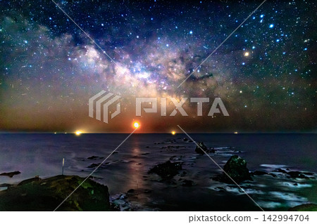 The Milky Way and a fantastical starry sky illuminate the night at Cape Erimo, a scenic spot jutting out into the Pacific Ocean. The Milky Way and a fantastical starry sky illuminate the night at Cape Erimo, a scenic spot jutting out into the Pacific Ocean. 142994704