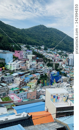 【韓國】甘川文化村是釜山的熱門旅遊景點,擁有色彩繽紛的街道和依山而建的住宅區。 【韓國】甘川文化村是釜山的熱門旅遊景點,擁有色彩繽紛的街道和依山而建的住宅區。 142994850