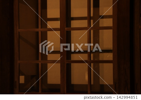 復古的窗口 142994851
