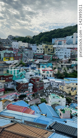 【韓國】釜山甘川文化村,色彩繽紛的屋頂和依山而建的住宅區。 【韓國】釜山甘川文化村,色彩繽紛的屋頂和依山而建的住宅區。 142995011