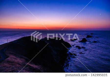The morning view of Cape Erimo, with the dawn light shining on the Pacific Ocean horizon and a faint crescent moon still visible. The morning view of Cape Erimo, with the dawn light shining on the Pacific Ocean horizon and a faint crescent moon still visible. 142995035