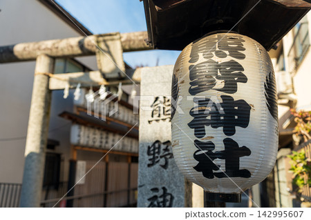 川越熊野神社的傳統建築與庭院。日本埼玉縣川越市 川越熊野神社的傳統建築與庭院。日本埼玉縣川越市 142995607