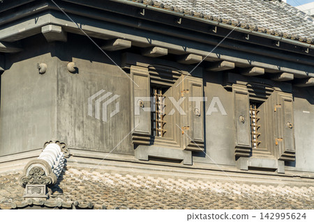 日本埼玉縣川越市一棟歷史悠久的倉庫式建築,有著氣勢恢宏的雙鉸鏈窗和黑色石膏牆。 日本埼玉縣川越市一棟歷史悠久的倉庫式建築,有著氣勢恢宏的雙鉸鏈窗和黑色石膏牆。 142995624