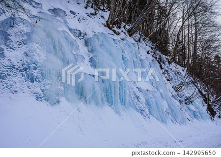 北海道新德町巨大的藍色冰瀑「青之瀧」和白雪皚皚的山坡。 142995650