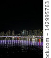 【韓國】釜山松島地區的夜景，璀璨的燈光和波光粼粼的迷人海面盡收眼底。 142995763