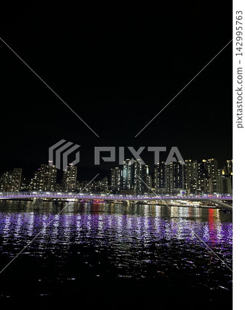 【韓國】釜山松島地區的夜景，璀璨的燈光和波光粼粼的迷人海面盡收眼底。 142995763