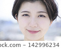 一位笑容自然的女子的美麗肖像 142996234